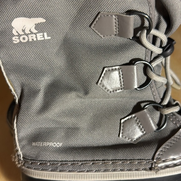 Sorel winter Gray and Black Waterproof Boots Size 3 - Picture 9 of 12